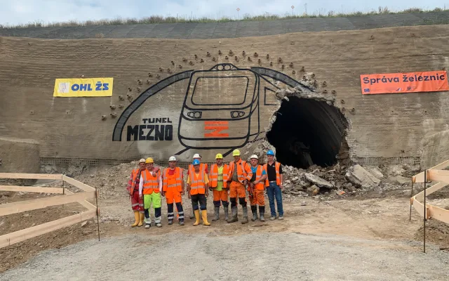 VIDEO: Správa železnic začala budovat druhý tunel na trati Sudoměřice – Votice. Po kompletním dokončení bude cesta do Prahy trvat hodinu a půl