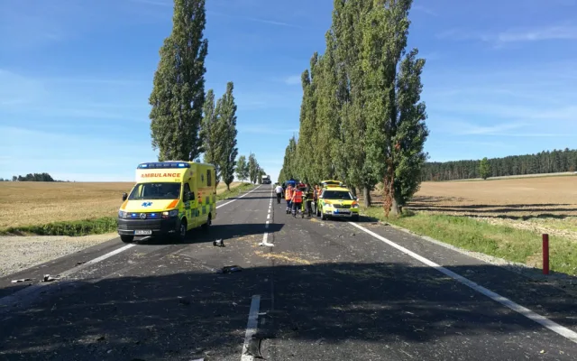 Na Strakonicku se srazil náklaďák s osobákem. Řidič osobního auta nehodu nepřežil