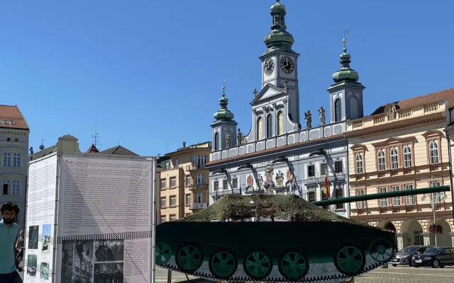 Mnoho měst v Česku si připomíná srpen 1968. V Budějcích zaparkovaly makety tanků