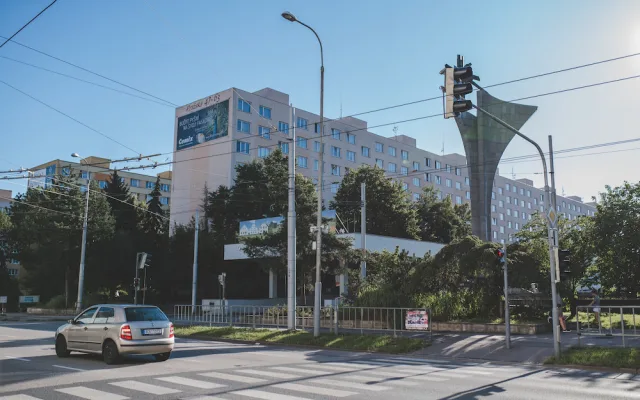 Modré přístřešky z Pražské třídy jsou pryč. Jejich odstranění stále budí emoce