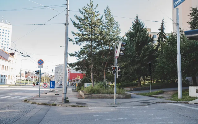 Modré přístřešky z Pražské třídy jsou pryč. Jejich odstranění stále budí emoce