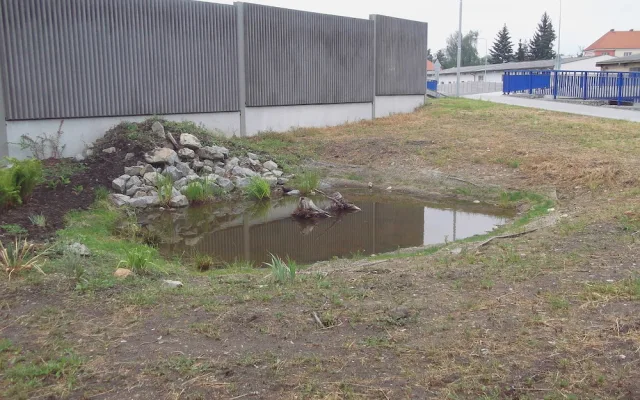 O nevzhlednou plochu u zanádražní komunikace se postaraly dvě dobrovolnice. Místo se změnilo k nepoznání