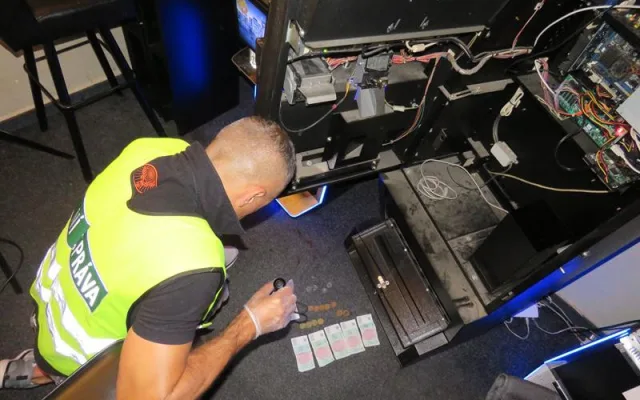Nelegální hazard v Budějcích? Celníci zabavili automaty za téměř dvě stě tisíc korun
