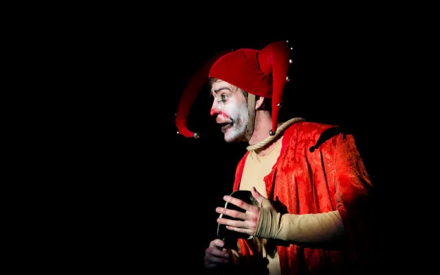 Převýchova mladého šlechtice v šaška, to vše za trest, a v sedmi obrazech. Do Třeboně přijede Bolek Polívka