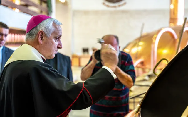 Budvar nechal požehnat zvláštní várku světlého ležáku. Výtěžek z prodeje půjde na charitu