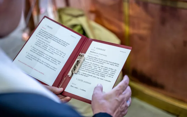Budvar nechal požehnat zvláštní várku světlého ležáku. Výtěžek z prodeje půjde na charitu