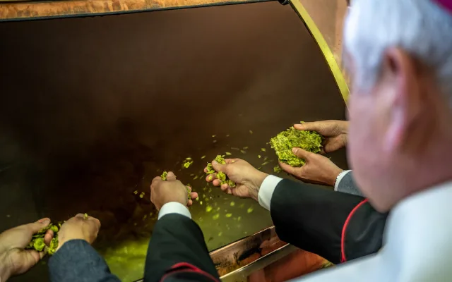 Budvar nechal požehnat zvláštní várku světlého ležáku. Výtěžek z prodeje půjde na charitu