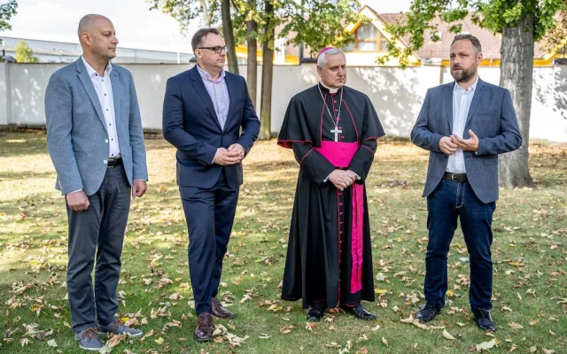 Budvar nechal požehnat zvláštní várku světlého ležáku. Výtěžek z prodeje půjde na charitu