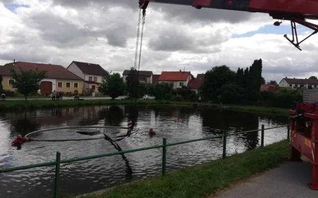 Z potopeného auta vytáhl řidiče. Tam nahoře ho asi nechtěli, říká zachránce.