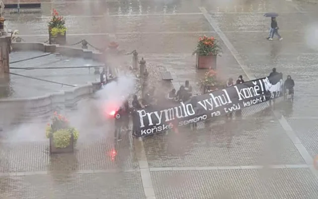Prymulo vyhul koně. Fanoušci Dynama protestovali proti vládním opatřením.
