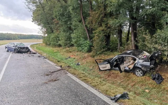 Hlavní tah na Třeboň uzavřela vážná nehoda. Čtyři lidé se zranili při nehodě tří aut
