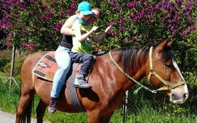 On je má škola života, říká maminka malého Lukáška bojujícího s mozkovou obrnou. Pomoci můžete i vy