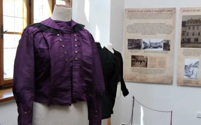 Prachatické muzeum vrací návštěvníky na přelom 19. a 20. století. Nová výstava se zaměřuje na jihočeskou secesní módu