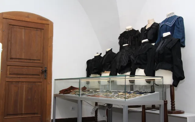 Prachatické muzeum vrací návštěvníky na přelom 19. a 20. století. Nová výstava se zaměřuje na jihočeskou secesní módu
