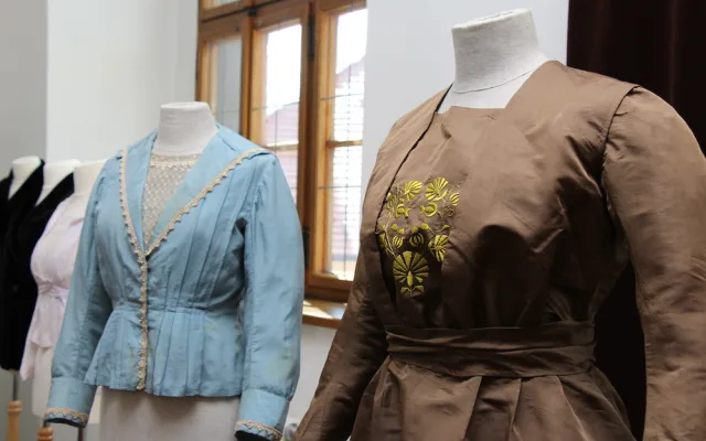 Prachatické muzeum vrací návštěvníky na přelom 19. a 20. století. Nová výstava se zaměřuje na jihočeskou secesní módu