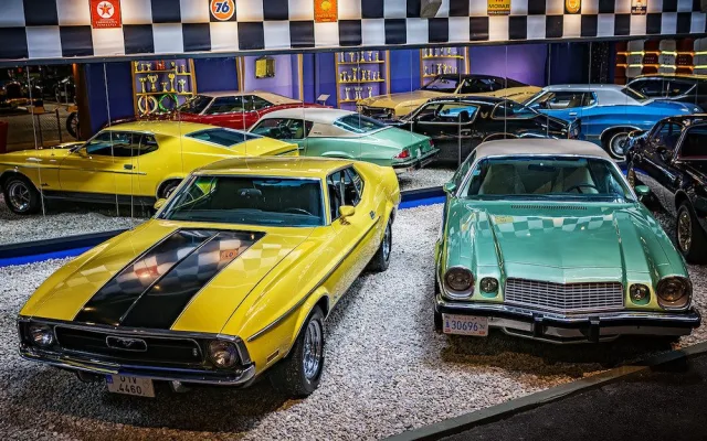 Muzeu veteránů v Nové Bystřici nabídne Ford Mustang Sportsroof z roku 1971 nebo první generace Chevroletu