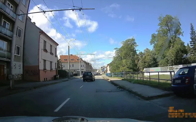 Silně opilý řidič křižoval svým autem ulice Budějc. Kličkováním upoutal pozornost strážníků