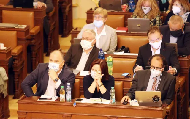 Vláda schválila nouzový stav. Omezení se dotknou škol, kultury i sportu