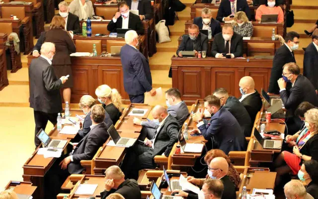 Vláda schválila nouzový stav. Omezení se dotknou škol, kultury i sportu