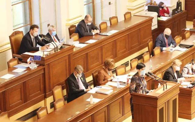 Vláda schválila nouzový stav. Omezení se dotknou škol, kultury i sportu