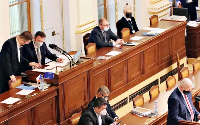 Vláda schválila nouzový stav. Omezení se dotknou škol, kultury i sportu