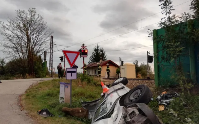 Další střet na železničním přejezdu. Řidič nejspíš nerespektoval výstražné zařízení.