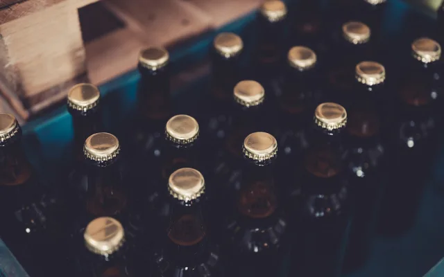 Budějovický Budvar slaví 125. výročí. Exkluzivní várku piva plnil do lahví také ředitel.