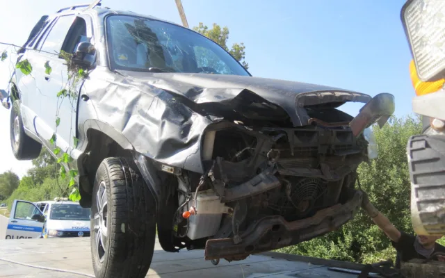 Opilý řidič otočil své SUV několikrát přes střechu, při tom vypadl na silnici