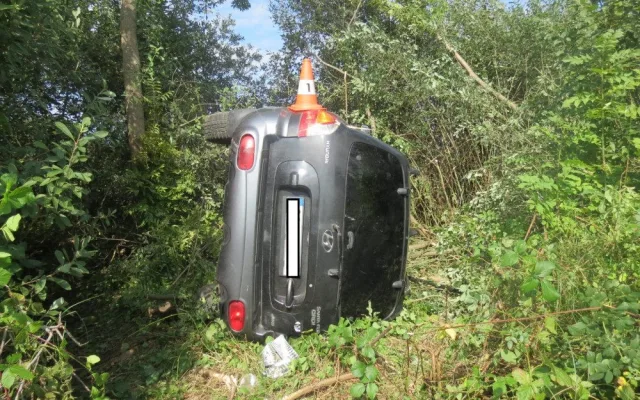 Opilý řidič otočil své SUV několikrát přes střechu, při tom vypadl na silnici