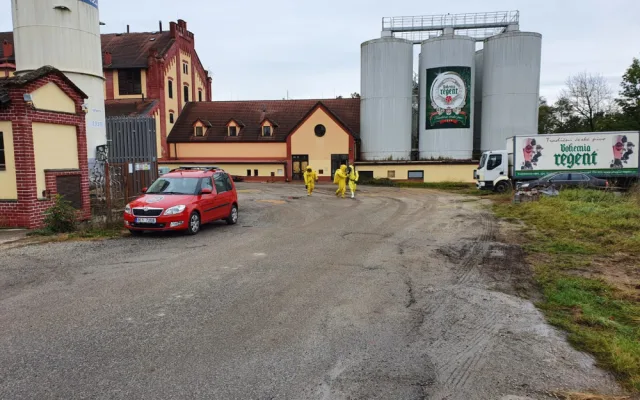 VIDEO: V třeboňském pivovaru unikal čpavek. Hasiči evakuovali 18 lidí