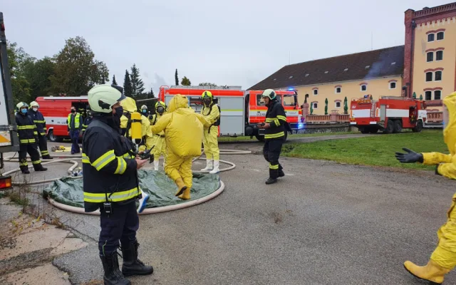 VIDEO: V třeboňském pivovaru unikal čpavek. Hasiči evakuovali 18 lidí