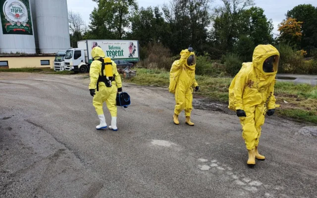 VIDEO: V třeboňském pivovaru unikal čpavek. Hasiči evakuovali 18 lidí