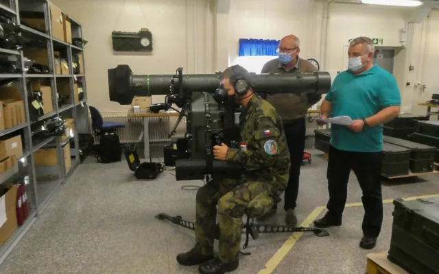 Přejímka zbraňových systémů probíhala ve výrobních prostorech společnosti Saab Dynamics AB.