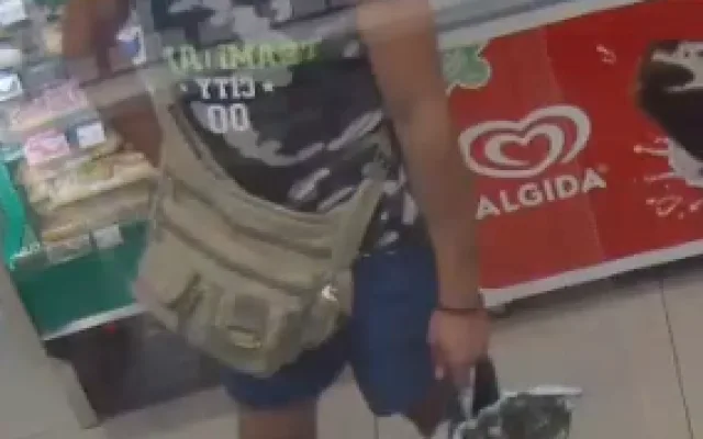 Zloděj ukradl z bytu trezor a platební kartu s pinem. Z ní vybral téměř 150 tisíc korun