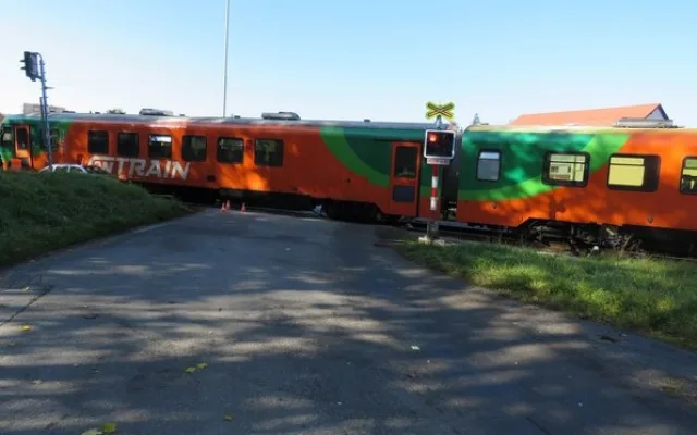 U Kájova se srazilo auto s vlakem. Škoda je za 750 tisíc