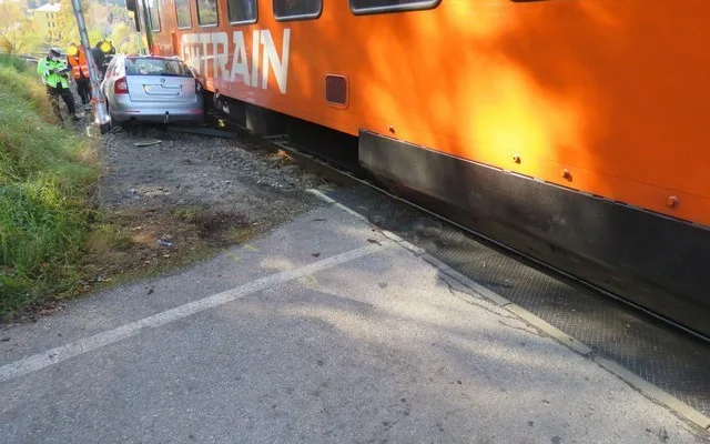 U Kájova se srazilo auto s vlakem. Škoda je za 750 tisíc