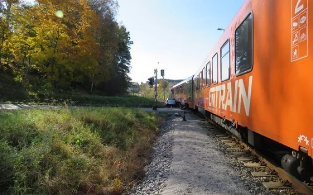 U Kájova se srazilo auto s vlakem. Škoda je za 750 tisíc
