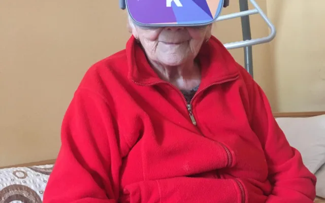 Klienti píseckého SeniorCentra cestují pomocí virtuálních brýlí