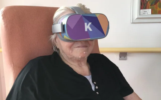 Klienti píseckého SeniorCentra cestují pomocí virtuálních brýlí