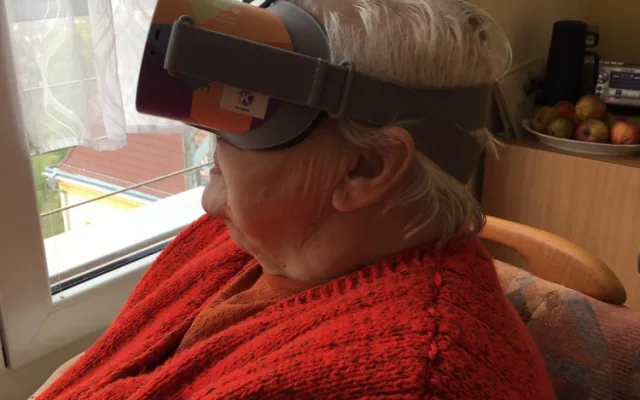 Klienti píseckého SeniorCentra cestují pomocí virtuálních brýlí