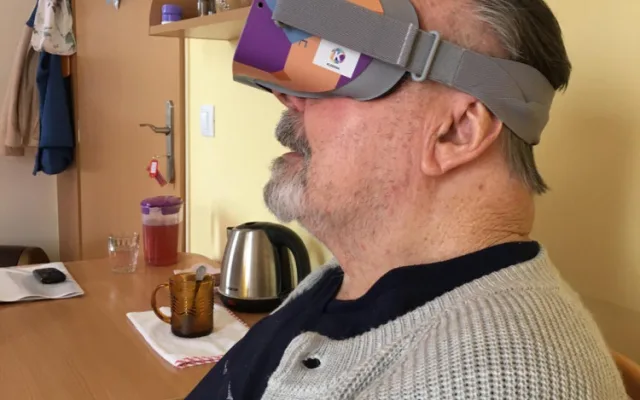 Klienti píseckého SeniorCentra cestují pomocí virtuálních brýlí