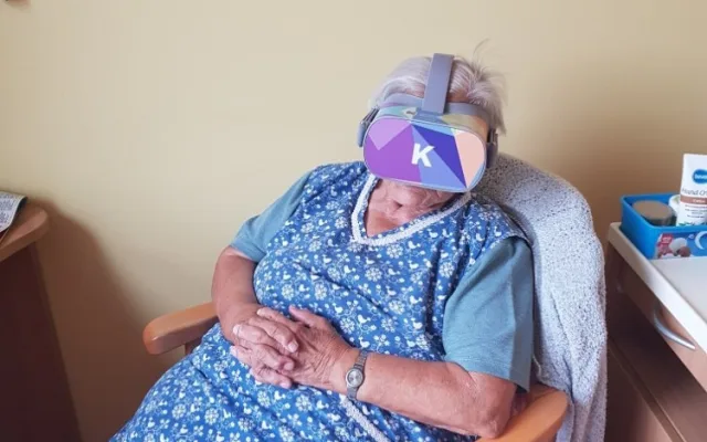 Klienti píseckého SeniorCentra cestují pomocí virtuálních brýlí