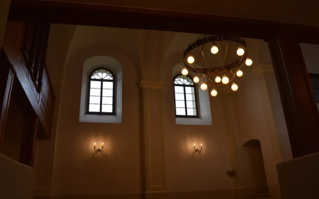 Opravená kaple sv. Josefa s restaurovaným secesním lustrem.