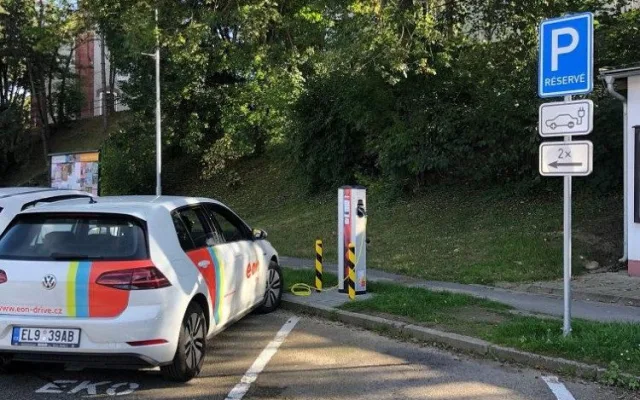 E.ON otevřel tři dobíjecí stanice v Českém Krumlově