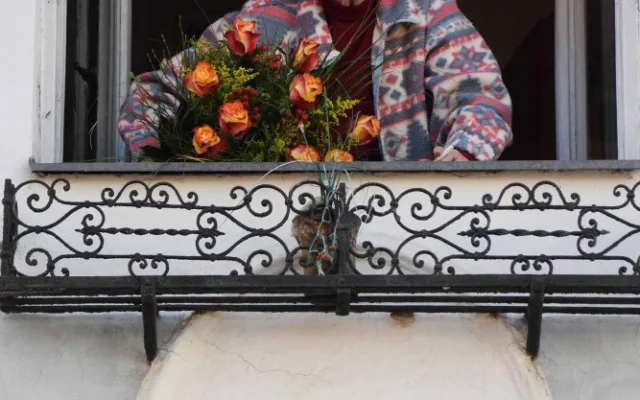 Herečka Hana Bauerová oslaví Thálii sklenkou bílého vína. V divadle ztvárnila přes 150 rolí