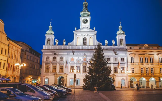 Na náměstí stojí vánoční strom. Slavnostní rozsvícení proběhne letos online