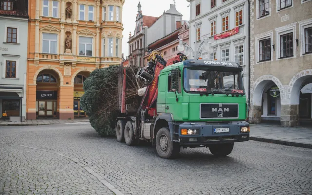 Na náměstí stojí vánoční strom. Slavnostní rozsvícení proběhne letos online