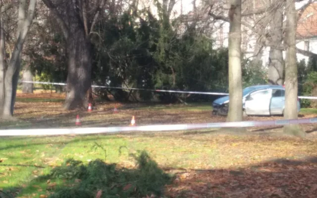 Rozruch v centru Budějc. Řidič zkolaboval za volantem, automobil zastavil až v parku