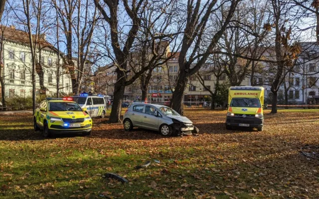 Rozruch v centru Budějc. Řidič zkolaboval za volantem, automobil zastavil až v parku