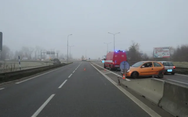 Nepochopitelný manévr na okraji Budějc. Řidič se na frekventovaném tahu začal otáčet do protisměru.